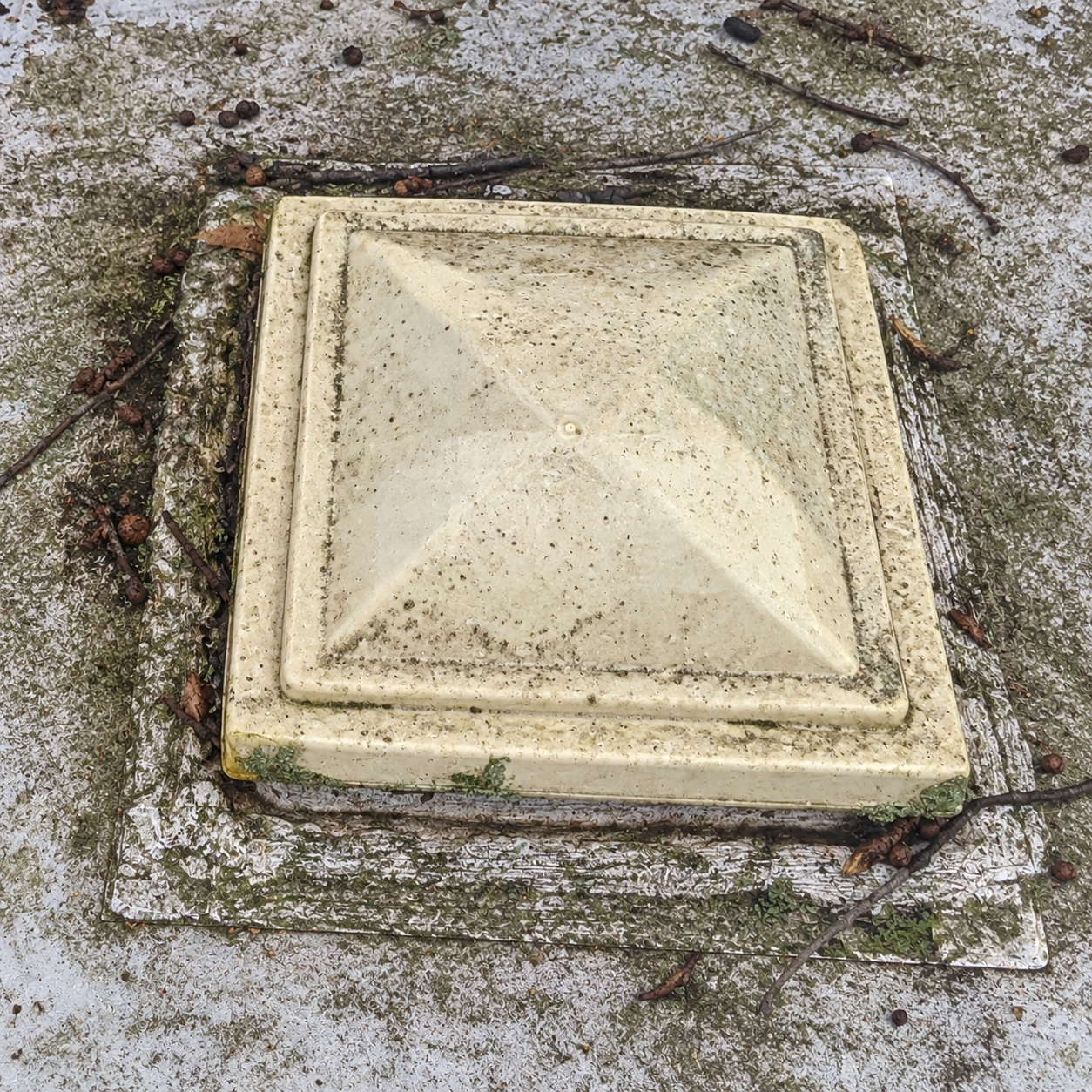 Roof vent before replacement